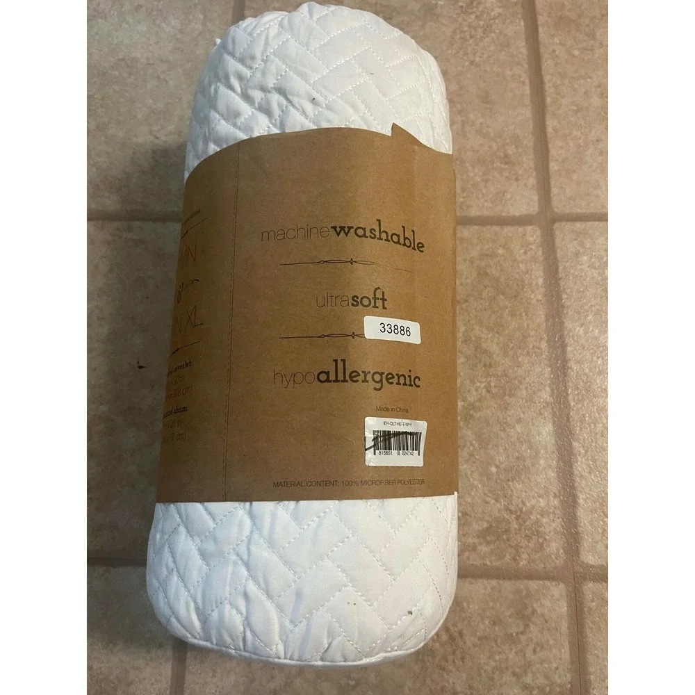 Set of 2 Home Collection Herring Twin /‎ Twin XL Quilt Set in White, (NEW)